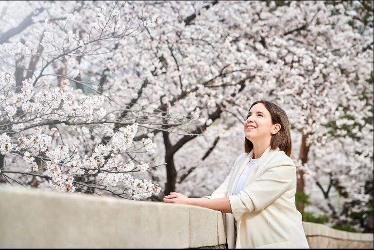 Diana Martínez, creadora y gestora cultural. Actualmente radicada en Seúl, Corea del Sur, Diana es una ex becaria del programa GKS (Global Korea Scholarship) 2018-2021, con un Máster en Estudios de Arte de la Universidad Sungkyunkwan.