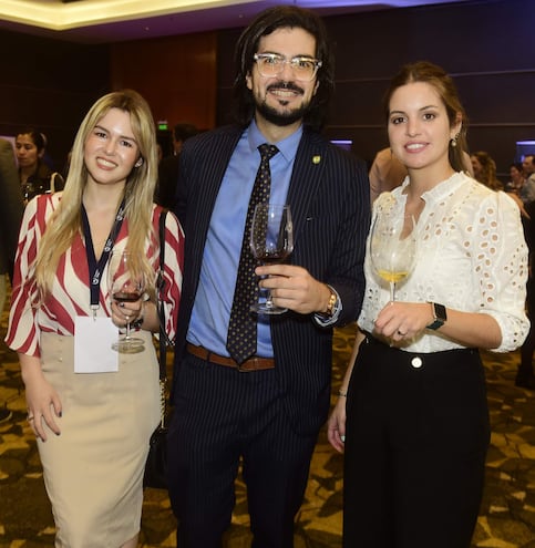 Lorena Vila, Nicolás Aquesolo y Martina Litta.