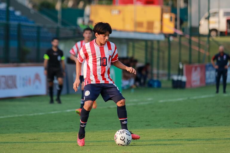 Robert Junior Silguero (14 años), la gran figura albirrojita, en su presentación en el cuadrangular sub 15, portando el dorsal 10,