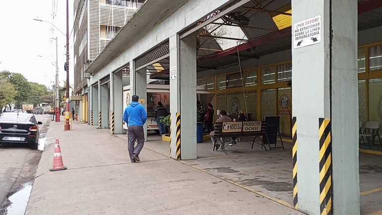 Autoridades de varias instituciones intervienen en la fábrica de embutidos Ochsi, de la ciudad de San Lorenzo, tras una presunta fuga de amoniaco reportada cerca de las 9:00 de este lunes 15 de julio.