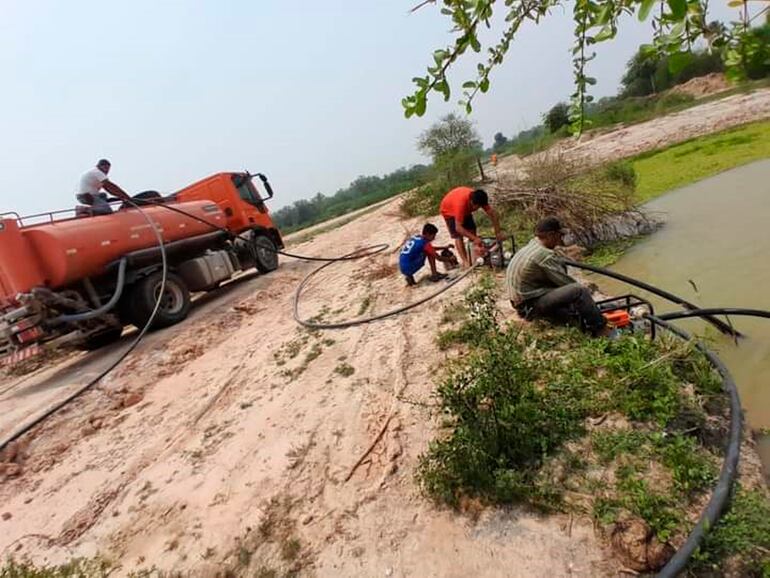 Agua cruda de un tajamar para asistir a pobladores y pequeños productores.