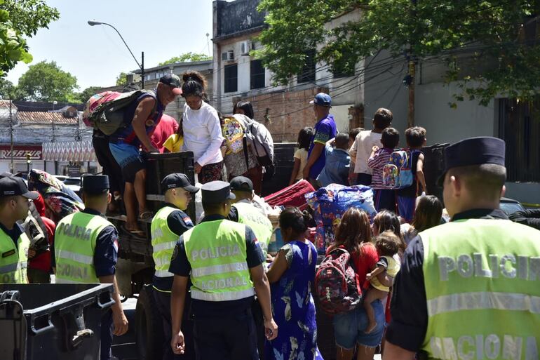 Policía Nacional acompaña el despeje de las comunidades indígenas que amanecieron en la Plaza Uruguaya.