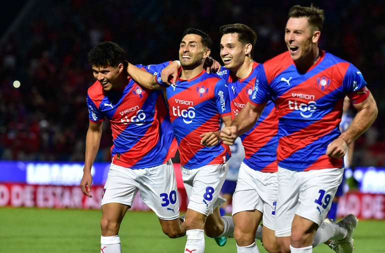 Los jugadores de Cerro Porteño celebran un gol en el partido por el torneo Clausura 2023 del fútbol paraguayo en el estadio La Nueva Olla. 