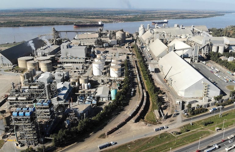 Planta de la gigantesca agroexportadora Vicentín, a las orillas del río Paraná, en la provincia argentina de Santa Fe.