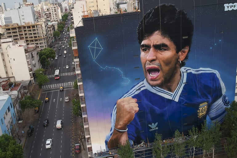 Vista del mural en honor a Diego Armando Maradona realizado por Martín Ron.