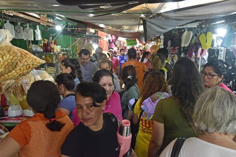 Una afluencia importante de personas se constató dentro del Mercado 4 en la jornada de este sabado 15 de junio.