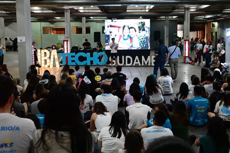 Jóvenes voluntarios de TECHO Paraguay durante el encuentro en el estacionamiento del Centro de Convenciones Mariscal.