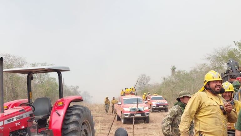 Los voluntarios abandonan la tarea a la espera de que pueda calmar la intensidad del viento.