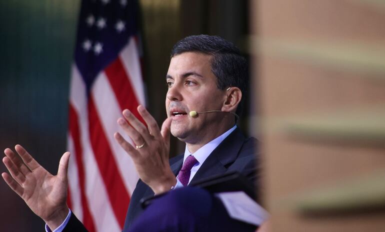 El presidente de la República, Santiago Peña durante una conferencia organizada por la Cámara de Comercio de los Estados Unidos.