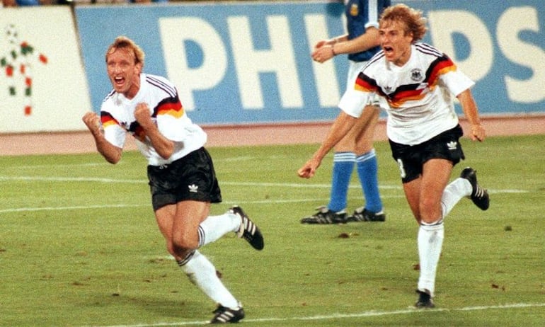 Andreas Brehme, futbolista de la selección de Alemania, celebra un gol en el partido ante Argentina en la final de la Copa del Mundo 1990. 