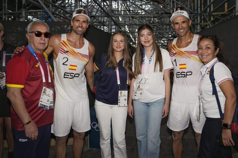 La princesa Leonor y la infanta Sofía posan junto a los españoles Pablo Herrera Allepuz y Adrián Gavira Collado, y el presidente del Comité Olímpico español (COE), Alejandro Blanco, antes del comienzo del partido de vóley playa masculino entre España y Holanda en París. (EFE/ Comité Olímpico Español)
