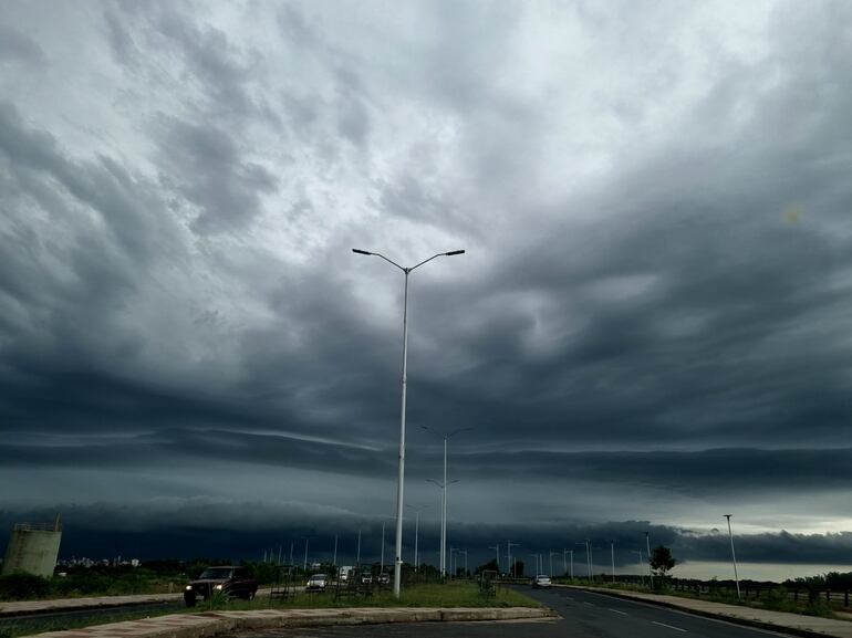 Cielo nublado sobre la costanera de Asunción.