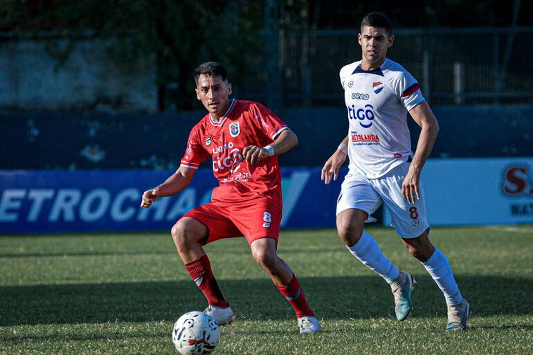 Víctor Nicolás Garay recibe el esférico ante la presencia de Lucas Alberto Maciel. (Foto: APF)