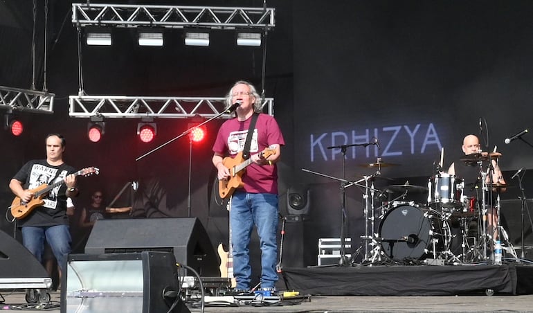 Rolando Chaparro cuando se presentó con Krhizya en el festival ReciclArte, en 2022.