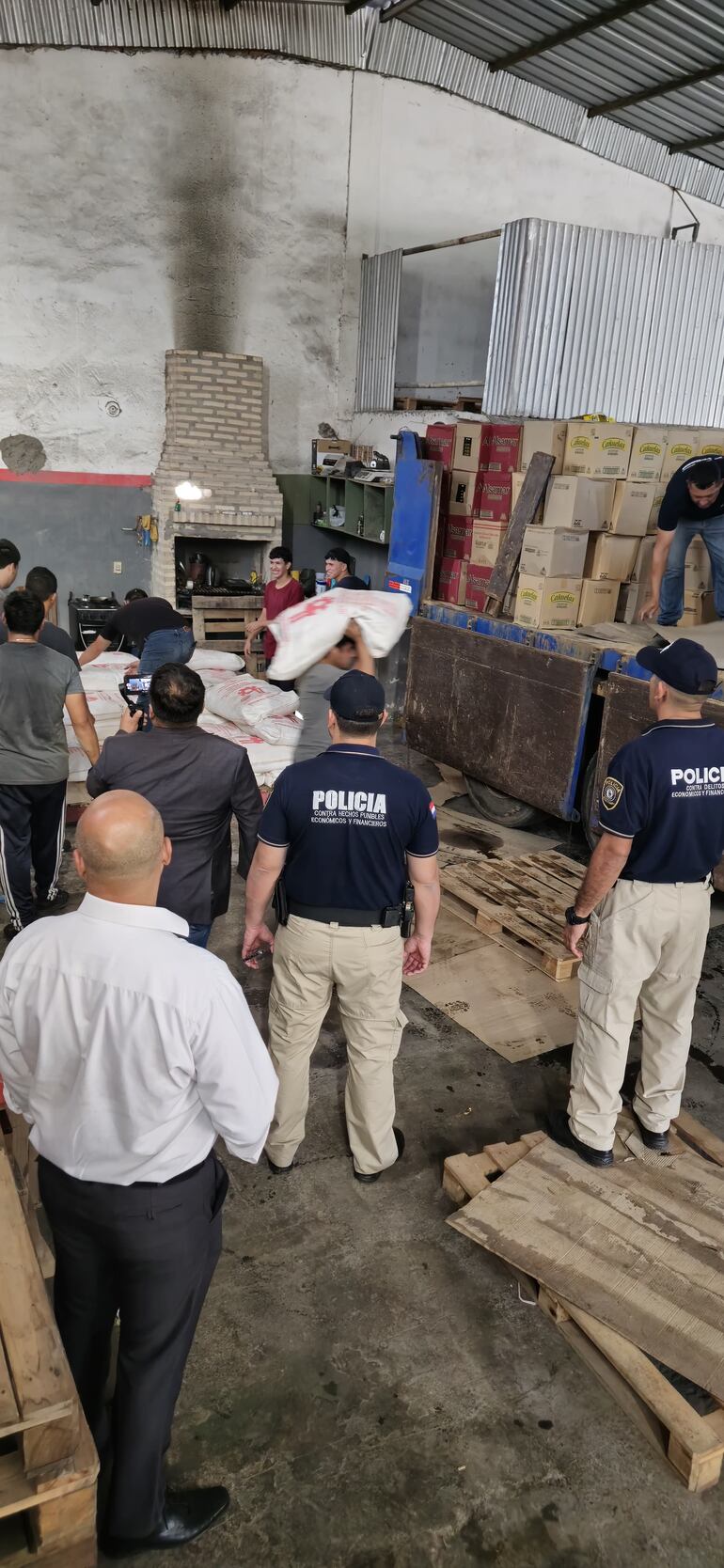 En el depósito intervenido se encontraron caja de aceites, vinos y bolsas de azúcar, todos productos argentinos que ingresaron al país de  contrabando.   