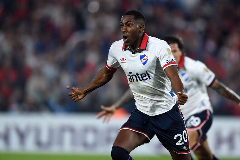 Gonzalo Carneiro, jugador de Nacional, celebra un gol en el partido frente a River Plate por la fase de grupos de la Copa Libertadores 2024 en el estadio Gran Parque Central, en Montevideo, Uruguay.