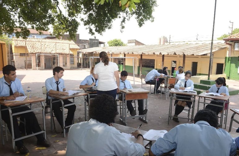 En épocas anteriores, ante la ola de calor, estudiantes daban clases bajo los árboles.