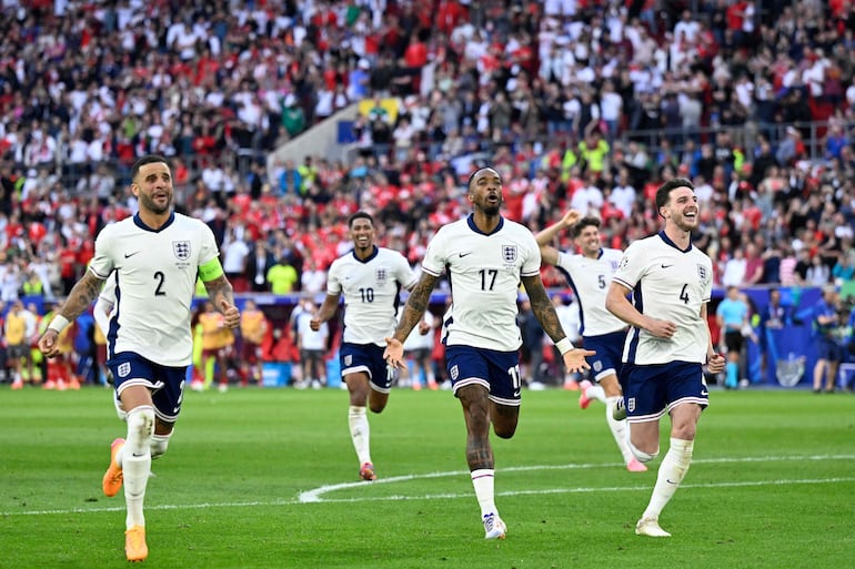Los jugadores de Inglaterra celebran la victoria por penales y clasificación a las semifinales de la Eurocopa 2024 en el Duesseldorf Arena, en Duesseldorf.