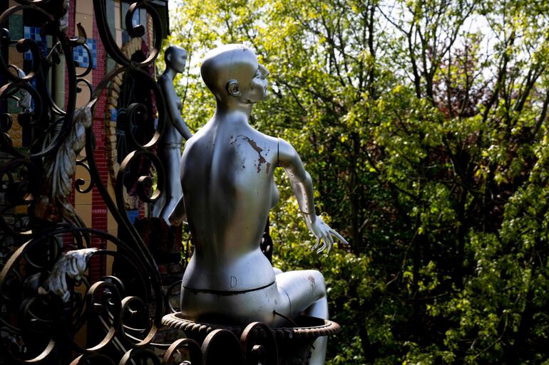 Una estatua en el jardín de Gerry Halman, también conocido como el Castillo "Olt Stoutenburght" de Lord Gregarious. 