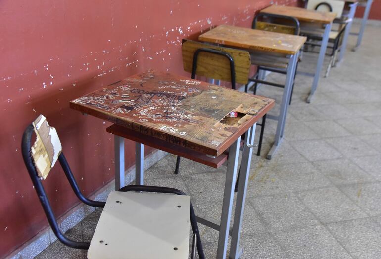 Una silla y una mesa destrozadas esperan a los alumnos para el primer día de clases en el emblemático CNC.