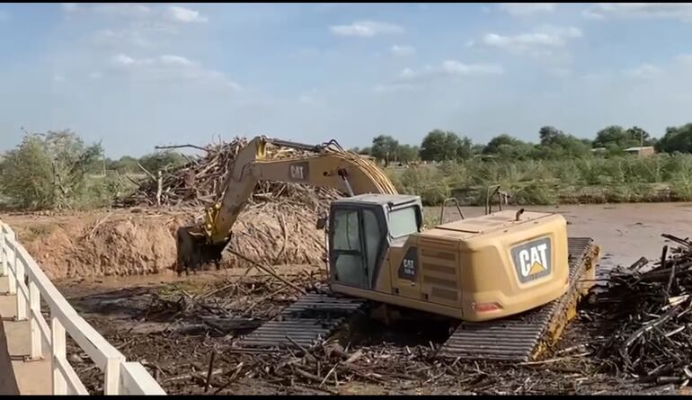 La retroescabadora anfibia, limpiando los sedimientos y "palos bobos", en la zona de Pozo Hondo.