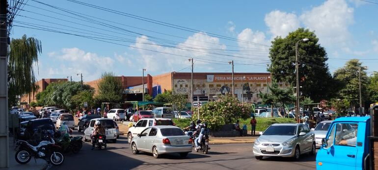 Congestionamiento vehicular en inmediaciones de la Feria Municipal de Encarnación "La Placita".