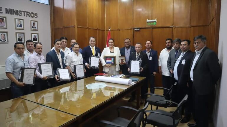 Autoridades del Alto Paraguay en el despacho de la ministra Claudia Centurión, durante la presentación de los estudios para el asfaltado de los caminos de ese departamento.