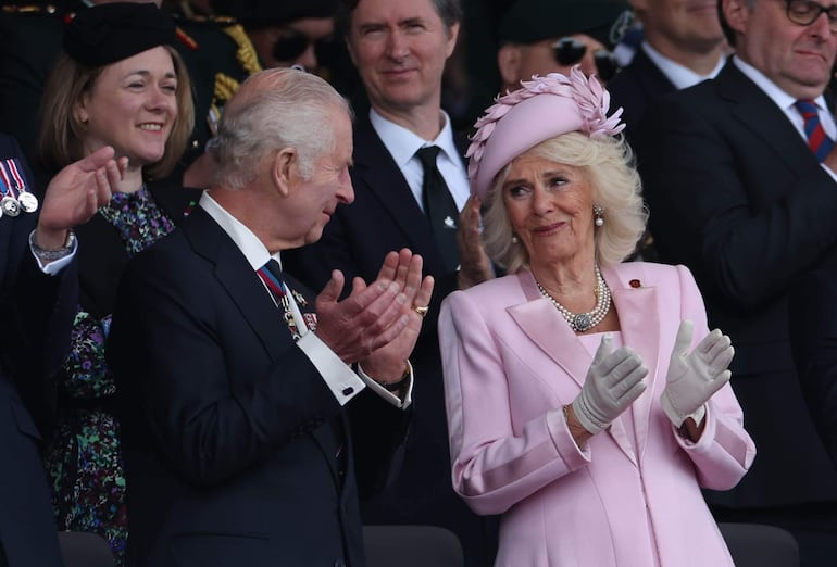 El rey Carlos III estuvo acompañado de la reina Camilla en el acto conmemorativo del 80 aniversario del desembarco del Día D en Portsmouth. (EFE/EPA/NEIL HALL/POOL)
