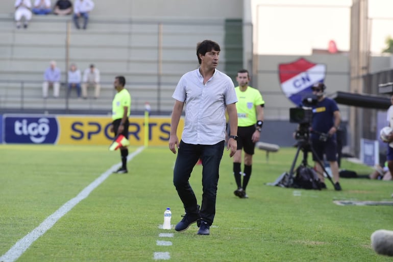 El entrenador Daniel Garnero (camisa) en el último partido con Libertad antes de asumir en la selección paraguaya.