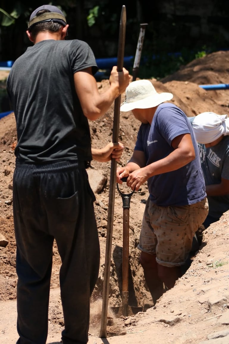 Técnicos y funcionarios de Essap trabajaron varias horas para solucionar el problema. (gentileza).