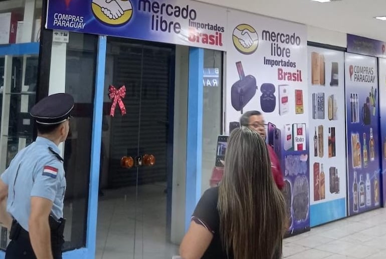 Los intervinientes se constituyeron al lugar y encontraron la tienda cerrada.