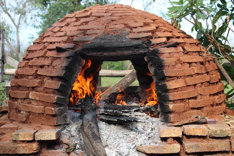 El tatakua en proceso de calentamiento para la cocción de la chipa.