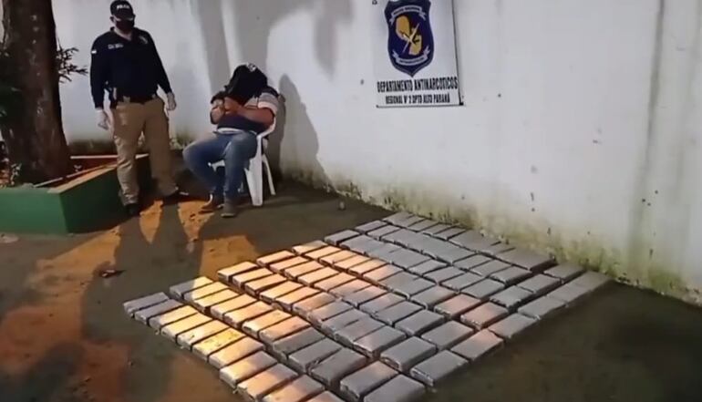 El conductor fue detenido con 95 kilos cocaína, que estaban ocultas en un fondo falso del camión.