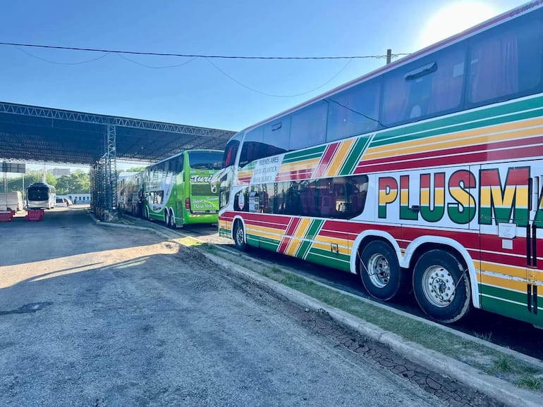 Varios buces aguardando para cruzar la frontera y llegar hasta Asunción para la final de la Copa Sudamericana.