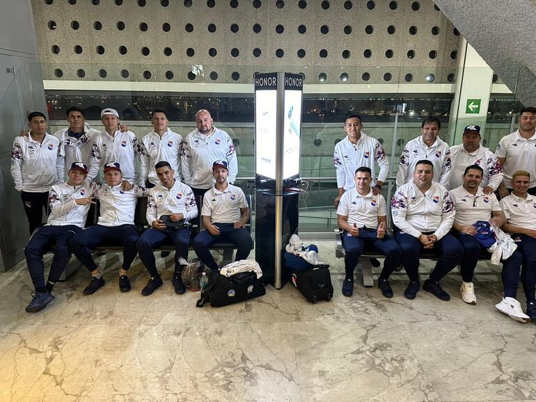 Con mucho positivismo, a pesar del largo viaje, los jugadores posan en uno de los aeropuertos.