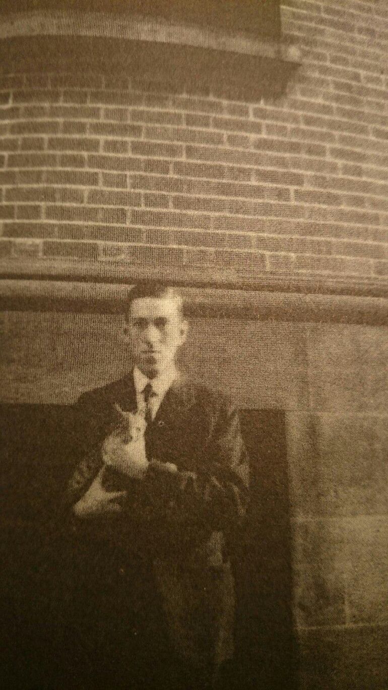 H. P. Lovecraft en Brooklyn con Felis (el gato de Frank Belknap Long).