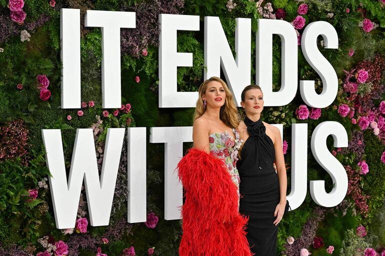 Blake Lively junto a la actriz Isabela Ferrer posan en la red carpet de "It ends with us" (Romper el círculo) en el Odeon Luxe in Leicester Square, en Londres. (JUSTIN TALLIS / AFP)