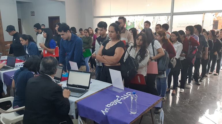 Una gran cantidad de jóvenes y adultos se acercaron hoy para buscar trabajo en la feria de empleos en San Lorenzo.