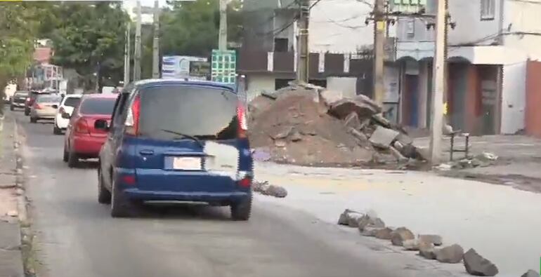 Obras inconclusas y señalización con cascotes sobre la avenida Fernando de la Mora.