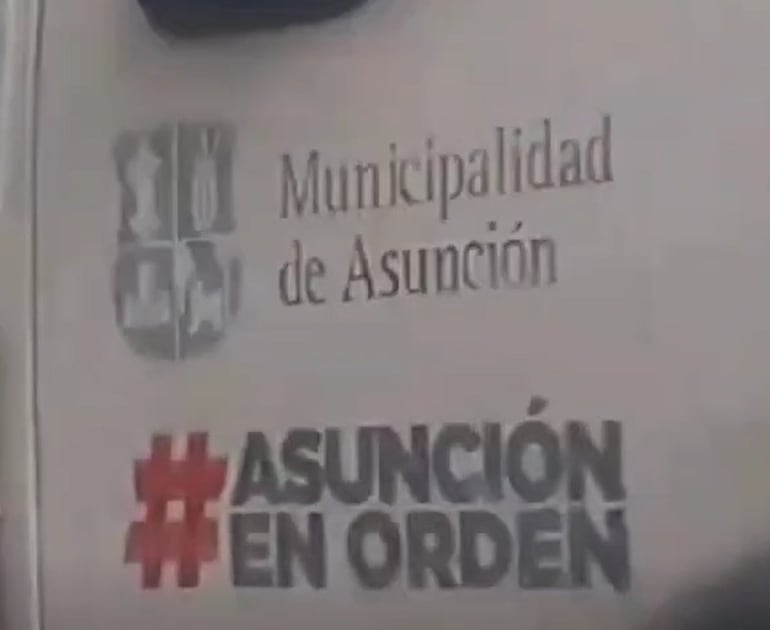 Logotipo de la Municipalidad de Asunción fue captado por ciudadanos que filmaron el camión de recolección de basuras.