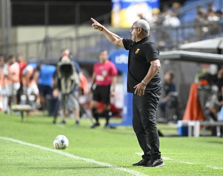 Francisco Arce, entrenador de Guaraní, en el partido frente a Nacional por la fecha 22 del torneo Clausura 2024 del fútbol paraguayo en el estadio Arsenio Erico, en Asunción, Paraguay.