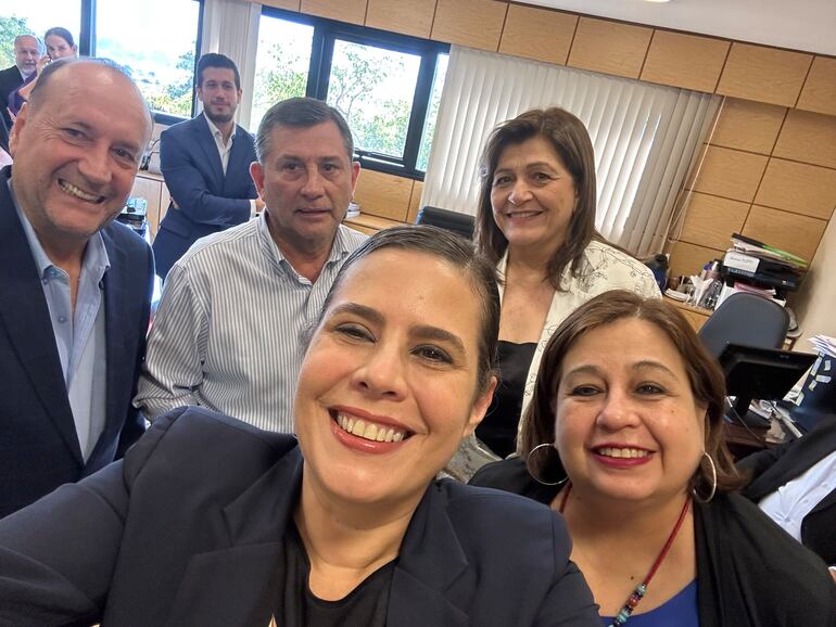 La diputada y senadora electa Kattya González, junto a la senadora Esperanza Martínez compartió una fotografía con la bancada de Blanca Ovelar, a quien ya calificó como la futura presidenta del Senado.