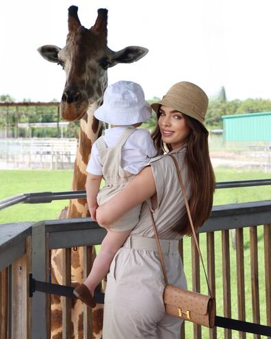 Nadia Ferreira con Marquito en brazos disfrutando de un safari dominical.