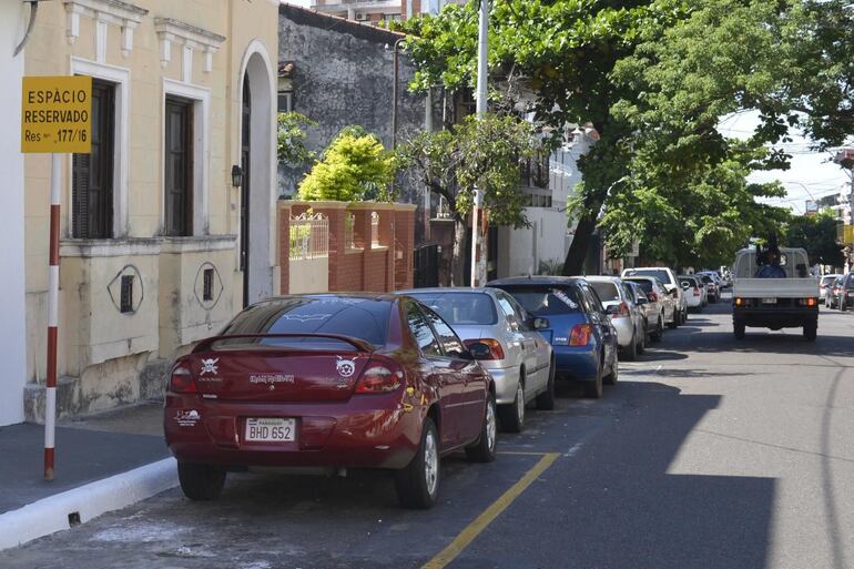 Reservar un espacio de estacionamiento en una calle del centro, Sajonia o Villamorra saldrá  G. 6.185.460.