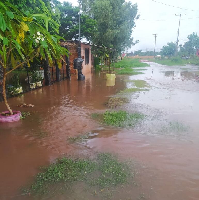 En el asentamiento Nueva Esperanza, calle Rosa C. Cabello, bajo agua.