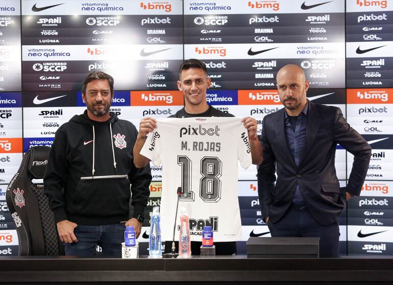 Matías Rojas en su presentación oficial con el Corinthians.