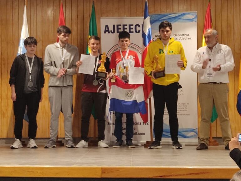 El maestro FIDE Sebastián Melián (bandera paraguaya) obtuvo la medalla de bronce en el Campeonato Sudamericano Sub 20, en Antofagasta, Chile.