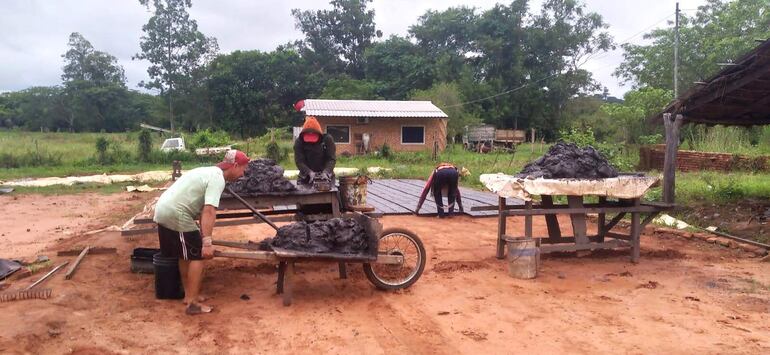 Producción de ladrillo, una alternativa de ingreso para familias de Acahay.