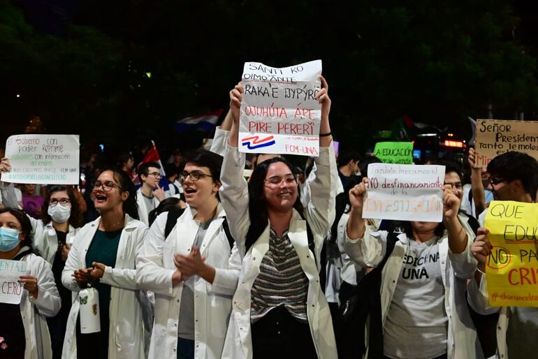 Estudiantes de la Universidad Nacional de Asunción realizan una marcha hasta Mburuvicha Róga