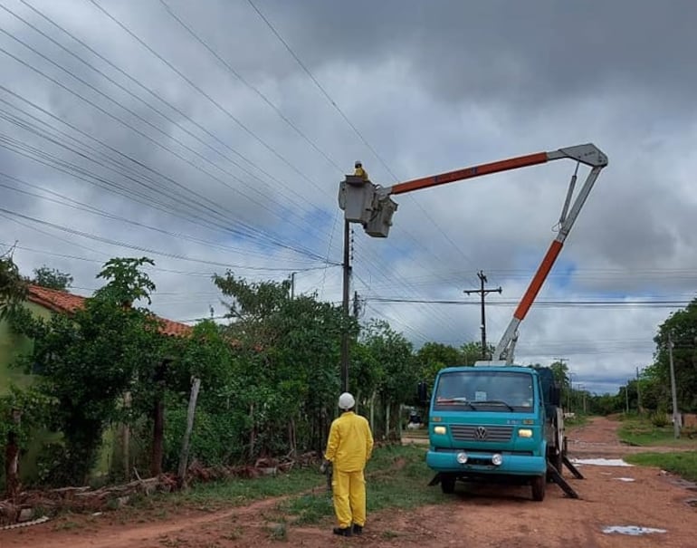 Funcionarios de la ANDE trabajan en Limpio (foto ilustrativa).